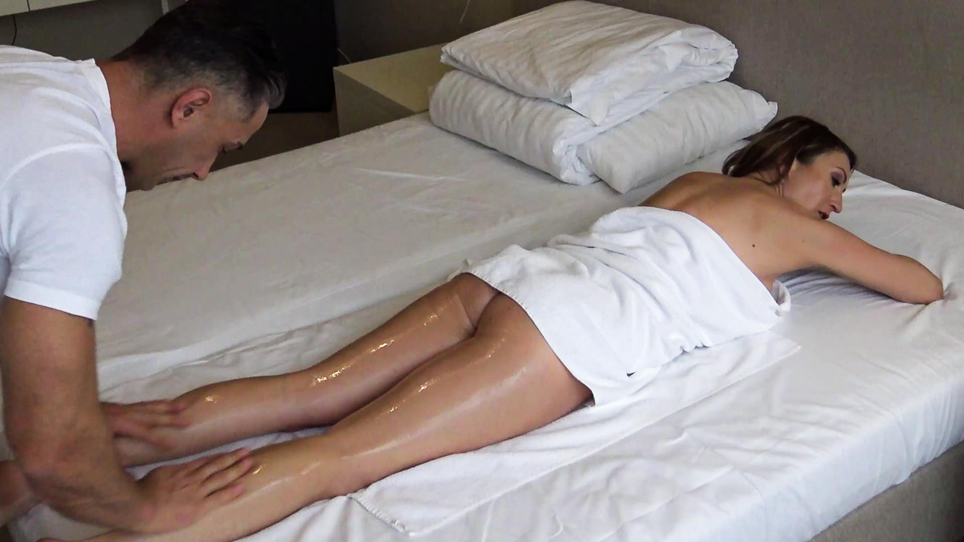 Mature MILF Julia North Gets Massage Until Anal